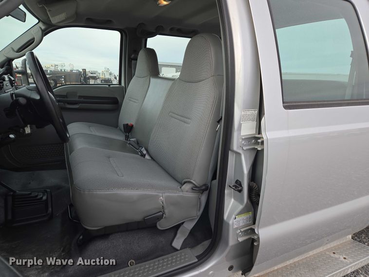 image for item ET1123 2005 Ford F350 Super Duty XL Crew Cab utility bed pickup truck