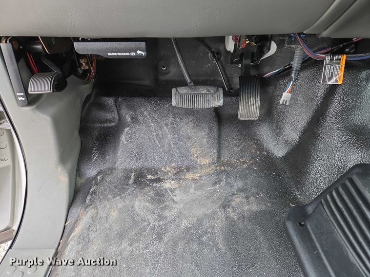 image for item ET1123 2005 Ford F350 Super Duty XL Crew Cab utility bed pickup truck