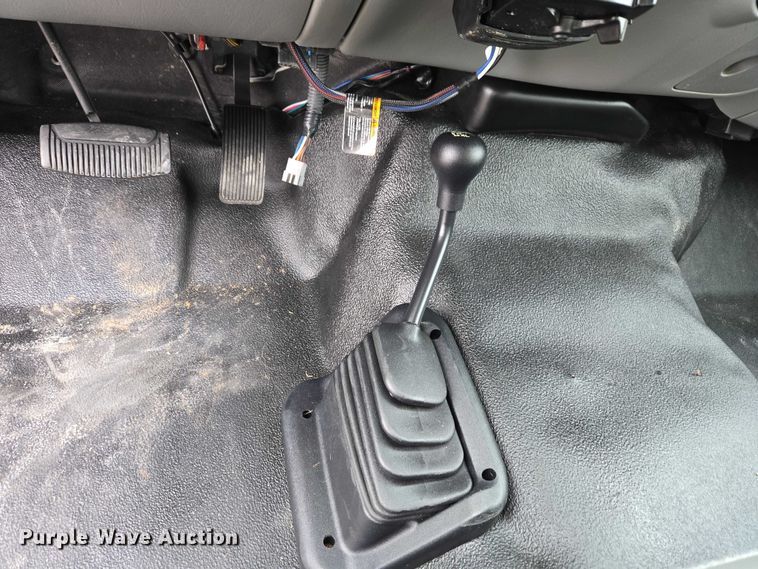 image for item ET1123 2005 Ford F350 Super Duty XL Crew Cab utility bed pickup truck