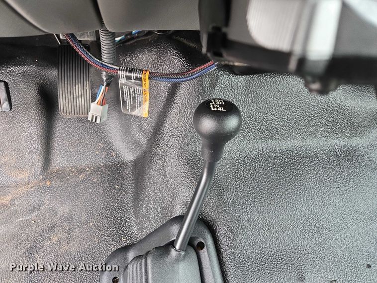 image for item ET1123 2005 Ford F350 Super Duty XL Crew Cab utility bed pickup truck