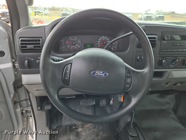 image for item ET1123 2005 Ford F350 Super Duty XL Crew Cab utility bed pickup truck