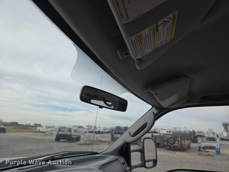 image for item ET1123 2005 Ford F350 Super Duty XL Crew Cab utility bed pickup truck