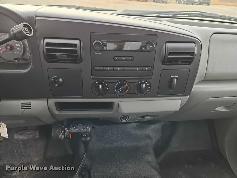 image for item ET1123 2005 Ford F350 Super Duty XL Crew Cab utility bed pickup truck