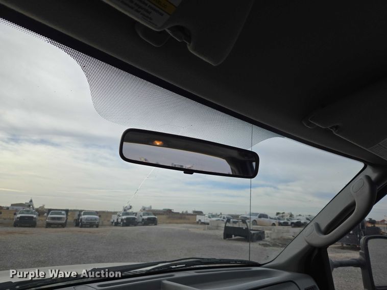 image for item ET1123 2005 Ford F350 Super Duty XL Crew Cab utility bed pickup truck