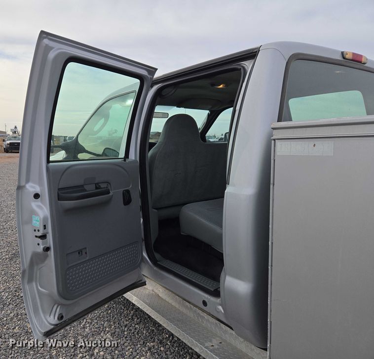 image for item ET1123 2005 Ford F350 Super Duty XL Crew Cab utility bed pickup truck