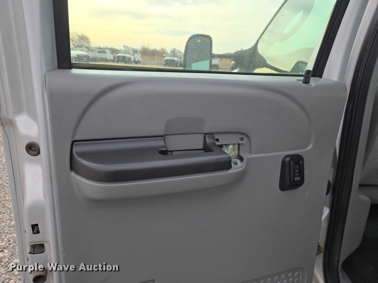 image for item ET1123 2005 Ford F350 Super Duty XL Crew Cab utility bed pickup truck