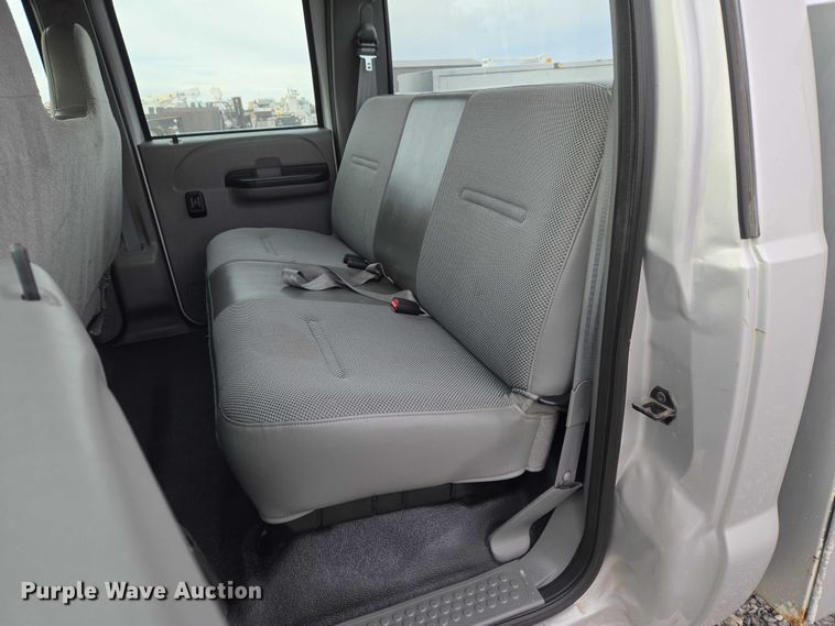 image for item ET1123 2005 Ford F350 Super Duty XL Crew Cab utility bed pickup truck