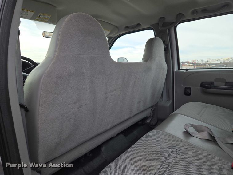 image for item ET1123 2005 Ford F350 Super Duty XL Crew Cab utility bed pickup truck