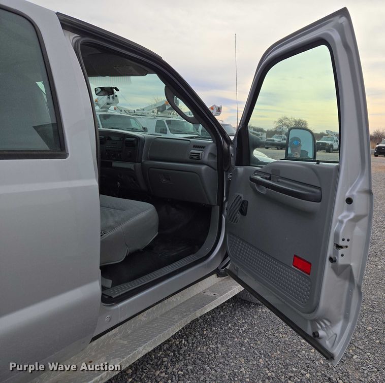 image for item ET1123 2005 Ford F350 Super Duty XL Crew Cab utility bed pickup truck