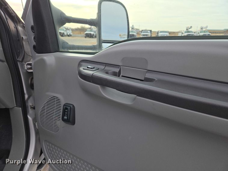 image for item ET1123 2005 Ford F350 Super Duty XL Crew Cab utility bed pickup truck