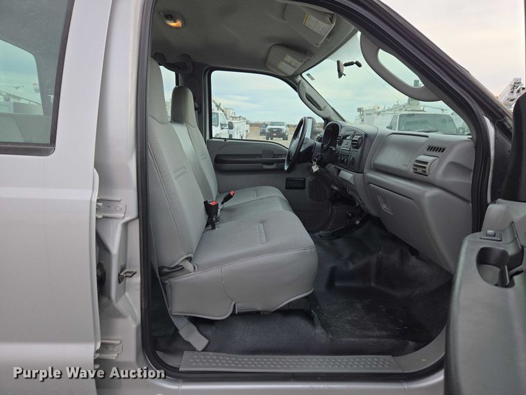 image for item ET1123 2005 Ford F350 Super Duty XL Crew Cab utility bed pickup truck