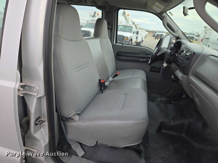 image for item ET1123 2005 Ford F350 Super Duty XL Crew Cab utility bed pickup truck