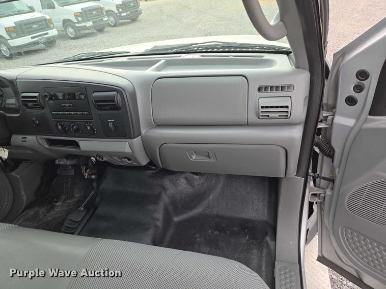 image for item ET1123 2005 Ford F350 Super Duty XL Crew Cab utility bed pickup truck