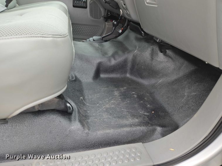 image for item ET1123 2005 Ford F350 Super Duty XL Crew Cab utility bed pickup truck