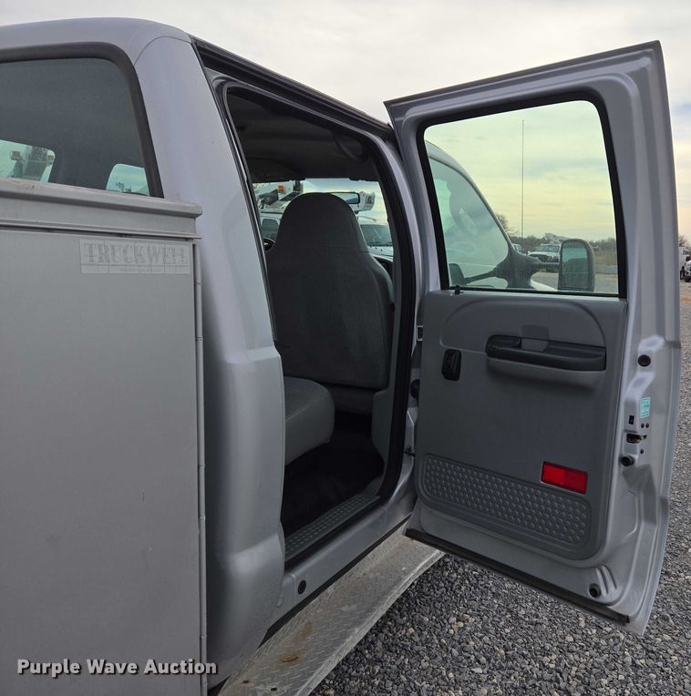 image for item ET1123 2005 Ford F350 Super Duty XL Crew Cab utility bed pickup truck