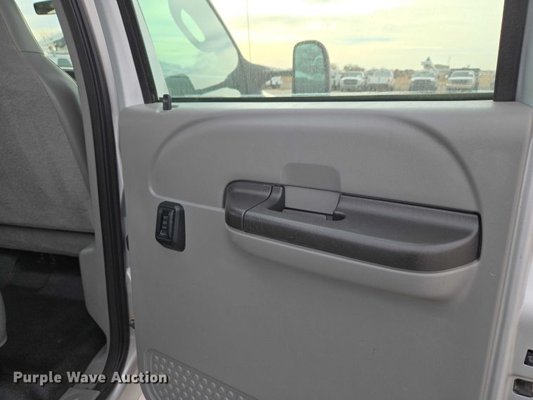 image for item ET1123 2005 Ford F350 Super Duty XL Crew Cab utility bed pickup truck