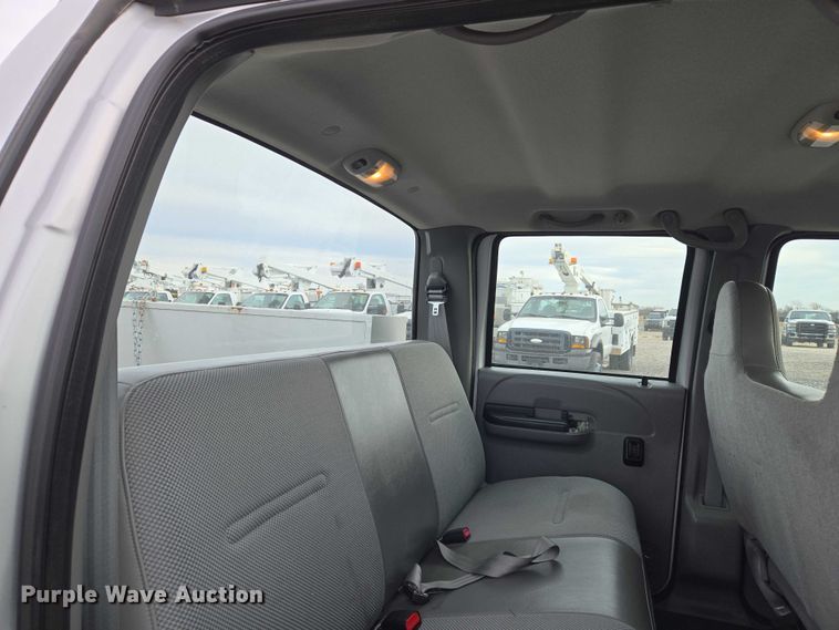 image for item ET1123 2005 Ford F350 Super Duty XL Crew Cab utility bed pickup truck