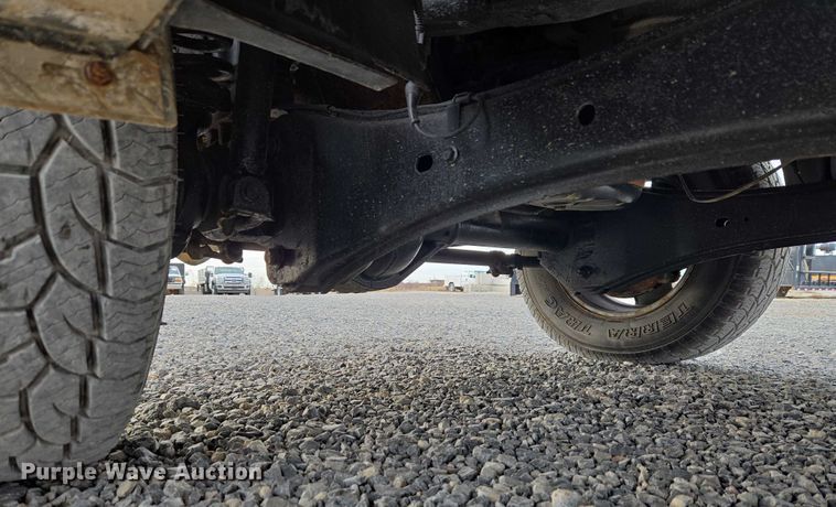 image for item ET1123 2005 Ford F350 Super Duty XL Crew Cab utility bed pickup truck