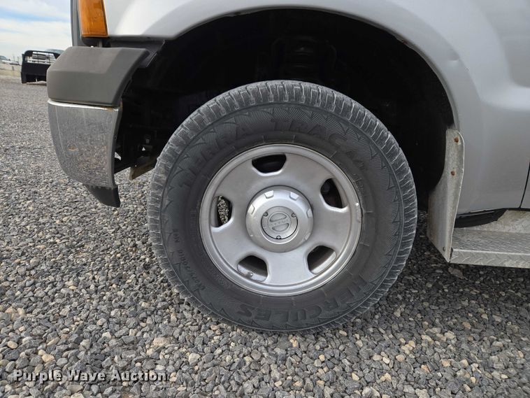 image for item ET1123 2005 Ford F350 Super Duty XL Crew Cab utility bed pickup truck