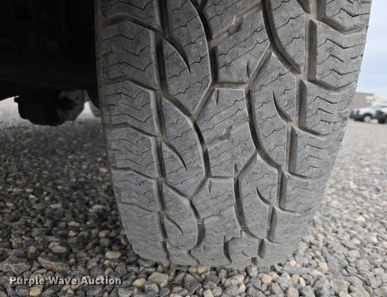 image for item ET1123 2005 Ford F350 Super Duty XL Crew Cab utility bed pickup truck