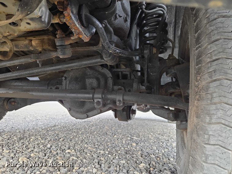 image for item ET1123 2005 Ford F350 Super Duty XL Crew Cab utility bed pickup truck