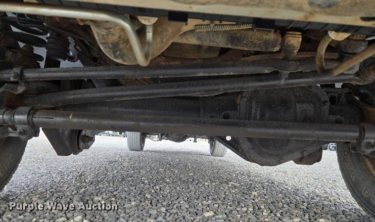 image for item ET1123 2005 Ford F350 Super Duty XL Crew Cab utility bed pickup truck