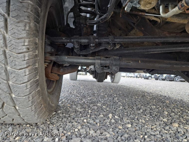 image for item ET1123 2005 Ford F350 Super Duty XL Crew Cab utility bed pickup truck