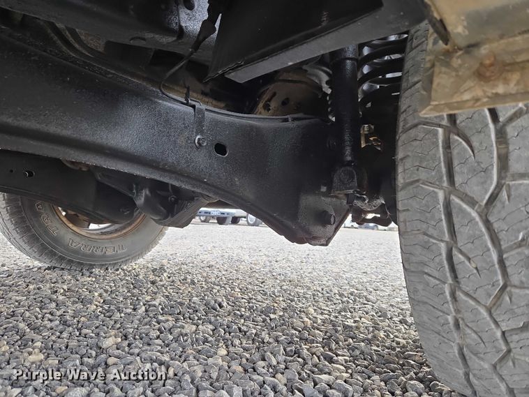 image for item ET1123 2005 Ford F350 Super Duty XL Crew Cab utility bed pickup truck