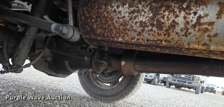 image for item ET1123 2005 Ford F350 Super Duty XL Crew Cab utility bed pickup truck