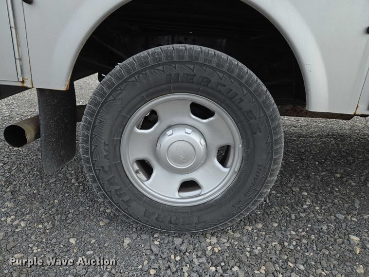 image for item ET1123 2005 Ford F350 Super Duty XL Crew Cab utility bed pickup truck