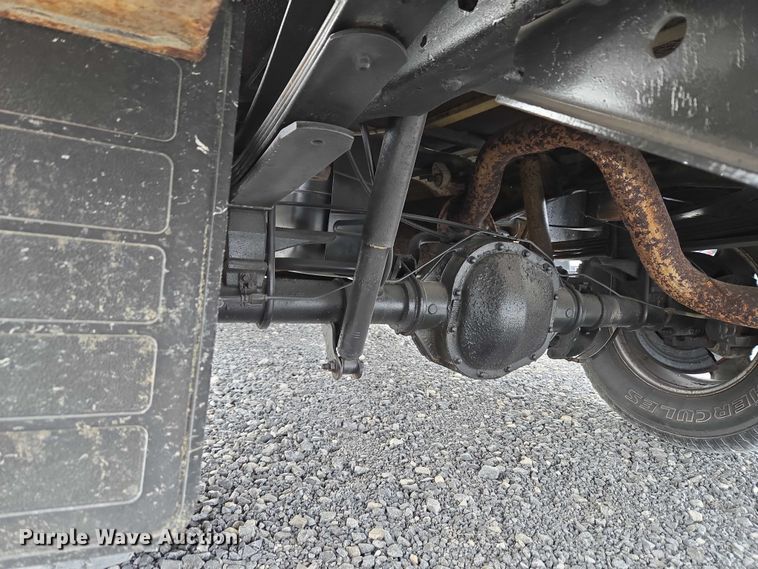 image for item ET1123 2005 Ford F350 Super Duty XL Crew Cab utility bed pickup truck