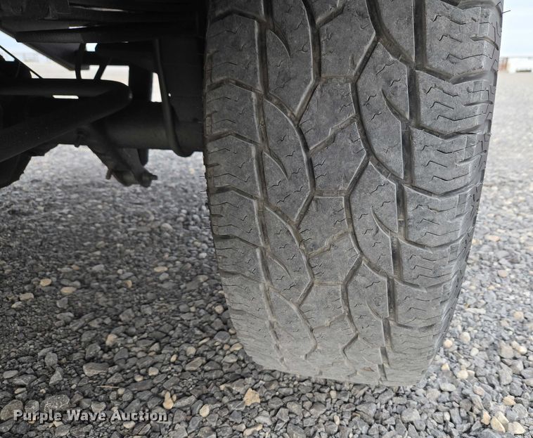 image for item ET1123 2005 Ford F350 Super Duty XL Crew Cab utility bed pickup truck