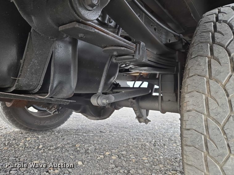 image for item ET1123 2005 Ford F350 Super Duty XL Crew Cab utility bed pickup truck