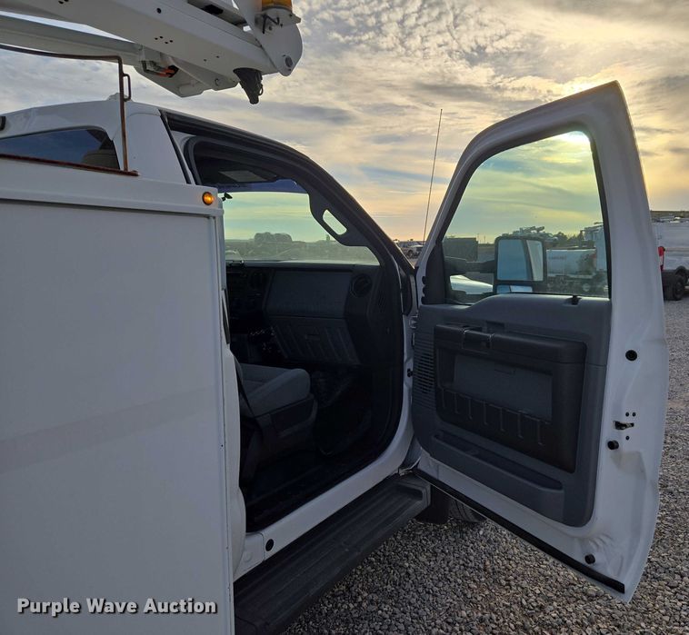 image for item ET1127 2012 Ford F550 Super Duty XL bucket truck