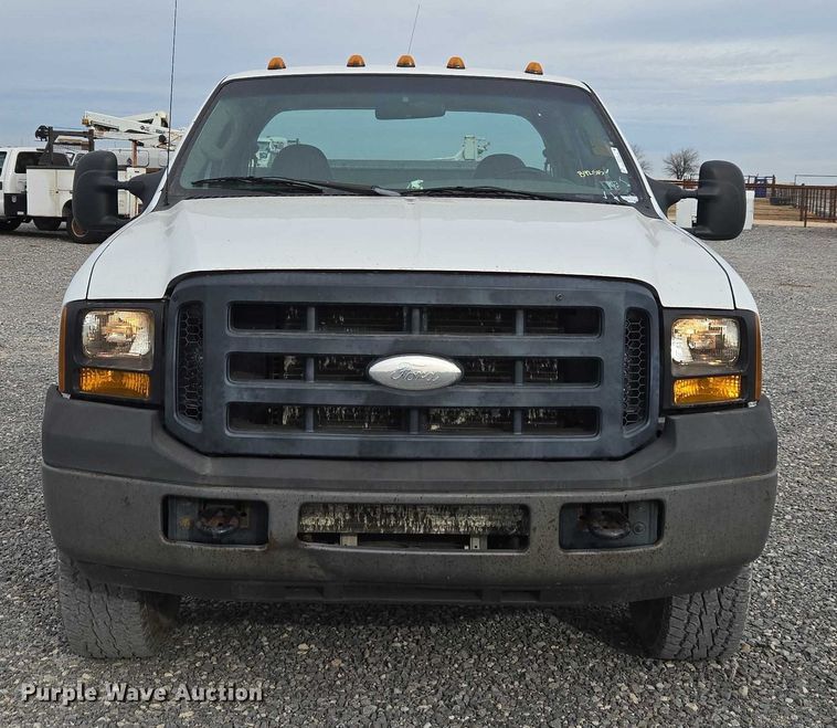 image for item ET1131 2007 Ford F250 Super Duty XL Ext. Cab utility bed pickup truck