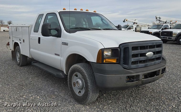 image for item ET1131 2007 Ford F250 Super Duty XL Ext. Cab utility bed pickup truck