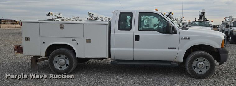 image for item ET1131 2007 Ford F250 Super Duty XL Ext. Cab utility bed pickup truck