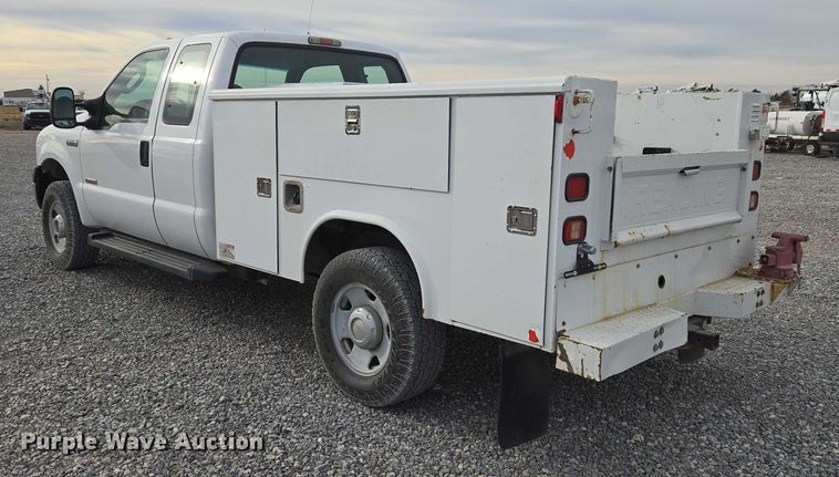 image for item ET1131 2007 Ford F250 Super Duty XL Ext. Cab utility bed pickup truck
