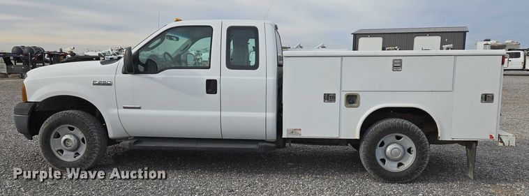 image for item ET1131 2007 Ford F250 Super Duty XL Ext. Cab utility bed pickup truck