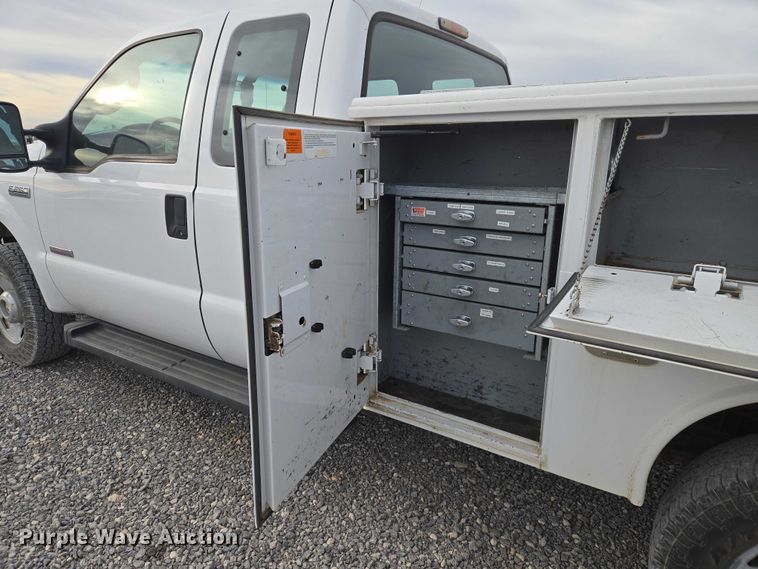 image for item ET1131 2007 Ford F250 Super Duty XL Ext. Cab utility bed pickup truck