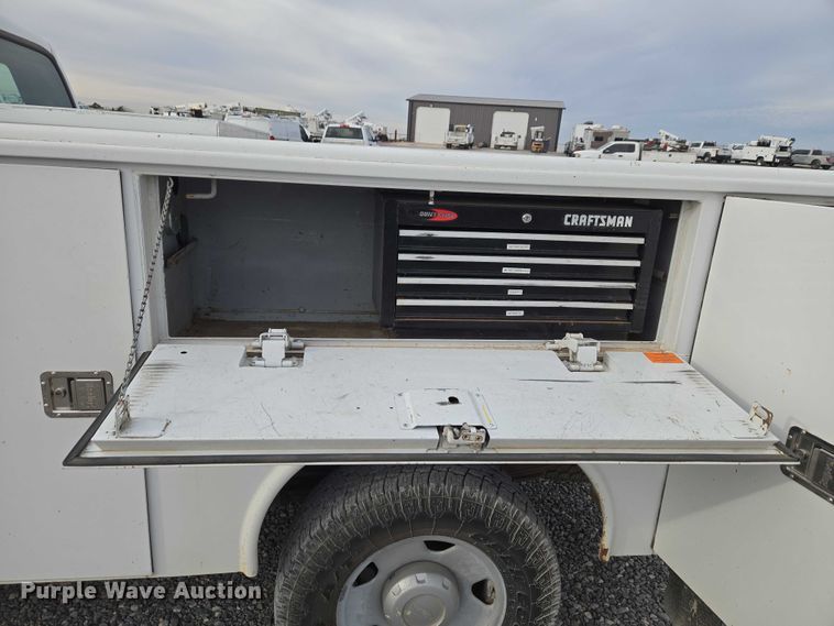 image for item ET1131 2007 Ford F250 Super Duty XL Ext. Cab utility bed pickup truck