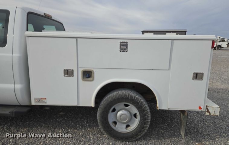 image for item ET1131 2007 Ford F250 Super Duty XL Ext. Cab utility bed pickup truck