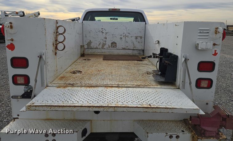 image for item ET1131 2007 Ford F250 Super Duty XL Ext. Cab utility bed pickup truck