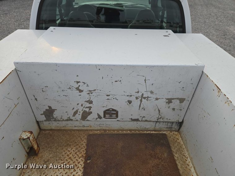 image for item ET1131 2007 Ford F250 Super Duty XL Ext. Cab utility bed pickup truck