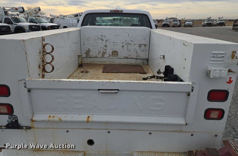 image for item ET1131 2007 Ford F250 Super Duty XL Ext. Cab utility bed pickup truck