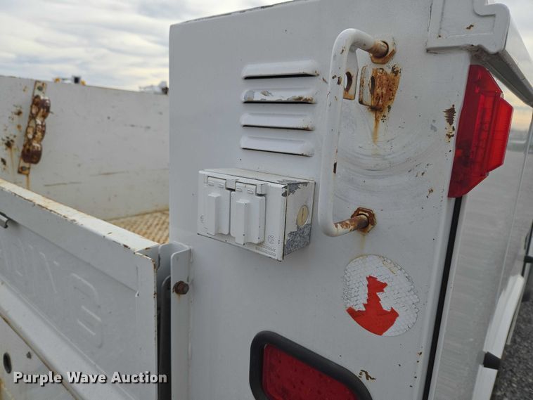 image for item ET1131 2007 Ford F250 Super Duty XL Ext. Cab utility bed pickup truck