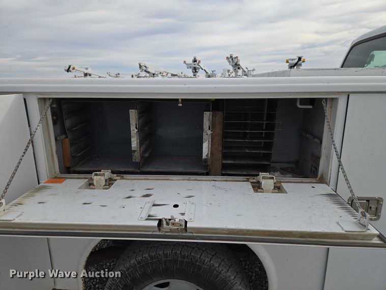 image for item ET1131 2007 Ford F250 Super Duty XL Ext. Cab utility bed pickup truck