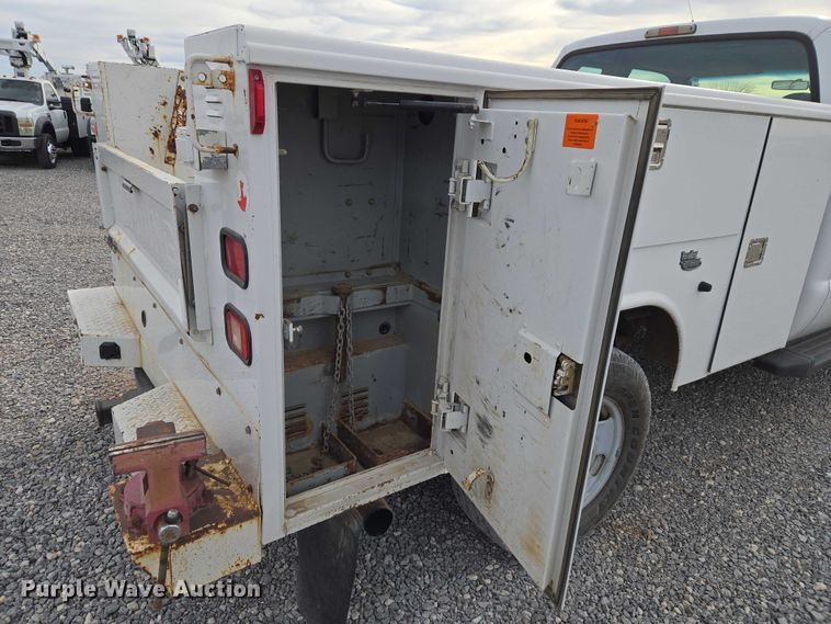 image for item ET1131 2007 Ford F250 Super Duty XL Ext. Cab utility bed pickup truck