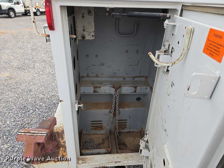 image for item ET1131 2007 Ford F250 Super Duty XL Ext. Cab utility bed pickup truck