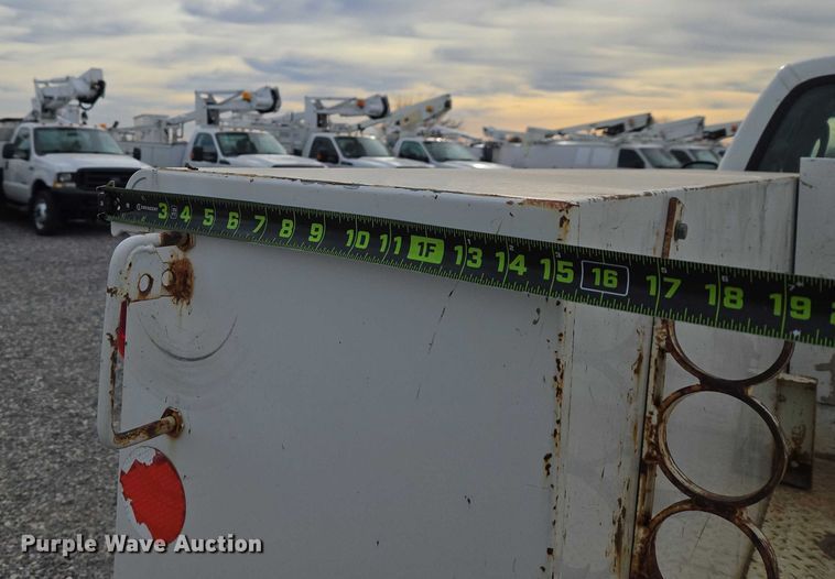 image for item ET1131 2007 Ford F250 Super Duty XL Ext. Cab utility bed pickup truck